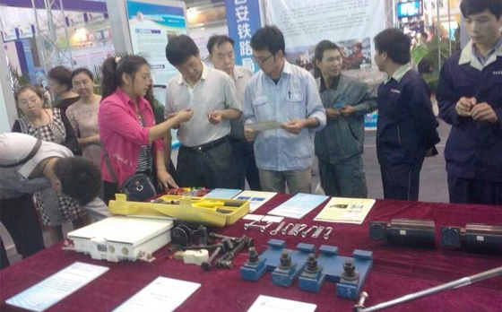 陕西省第二届科技展览会陕西省科技创新委员会领导参观、指导我公司获奖产品。