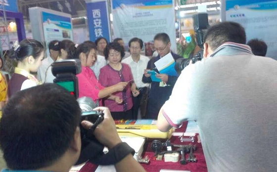 陕西省第二届科技展览会陕西省科技创新委员会领导参观、指导我公司获奖产品